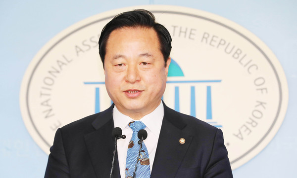 ▲ 브리핑하는 김두관 더불어민주당 의원.