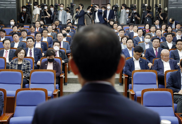 ▲ 주호영 원내대표 발언 듣는 의원들.