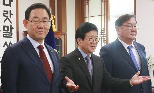 ▲ 기념촬영에 앞서 포즈 취하는 박병석 국회의장과 굳은 표정의 여야 원내대표.