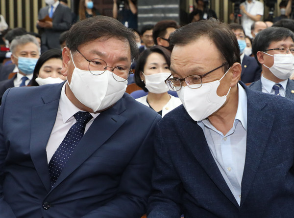 ▲ 대화하는 이해찬 대표(오른쪽)와 김태년 원내대표.