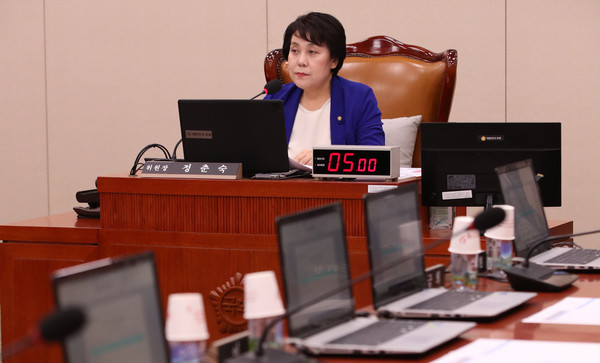 ▲ 30일 오전 서울 여의도 국회에서 미래통합당 등 야당 의원들이 불참한 가운데 여성가족위원회 전체회의가 진행되고 있다.