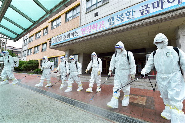 ▲ 부평구 보건소 관내 초등학교 코로나19 예방 집중방역 실시 모습.