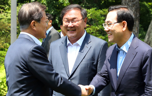 ▲ 주호영 미래통합당 원내대표와 악수하는 문재인 대통령.
