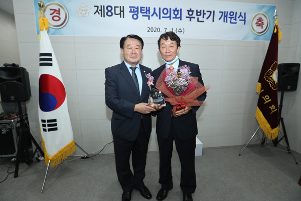 ▲ 홍선의 의장(오른쪽).