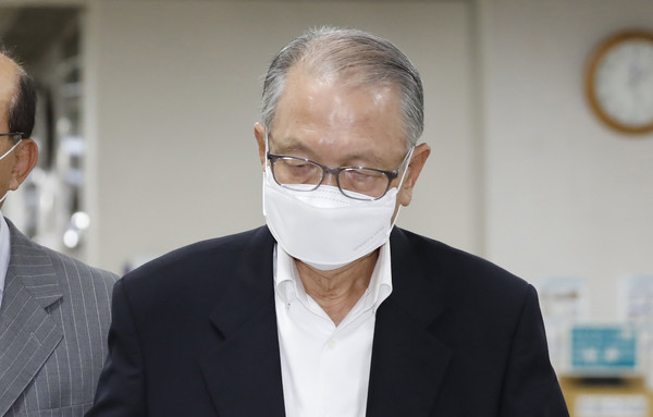 ▲ 재판장 향하는 김기춘(81) 전 대통령 비서실장.
