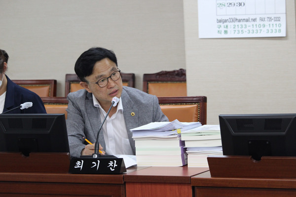 ▲ 제295회 정례회 교육위원회 회의에서 질의하는 최기찬 의원.
