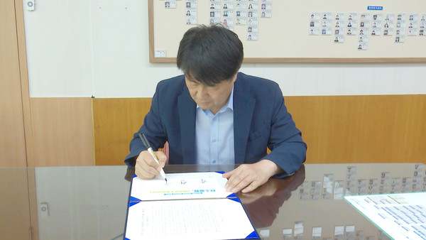 ▲ 탄소중립 지방정부 실천연대 참여 서명하는 박형우 구청장.