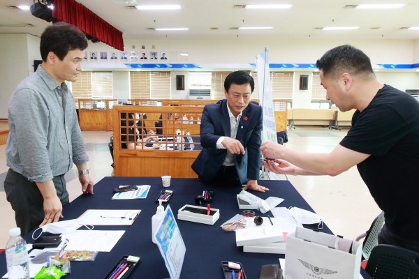 ▲ 전문무역상사 초청 수출 상담회 참석한 이강호 남동구청장.