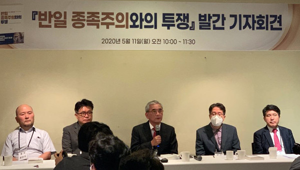 ▲ 반일 종족주의와 투쟁 발간 기자회견에서 발언하는 이승만학당 이영훈 교장.
