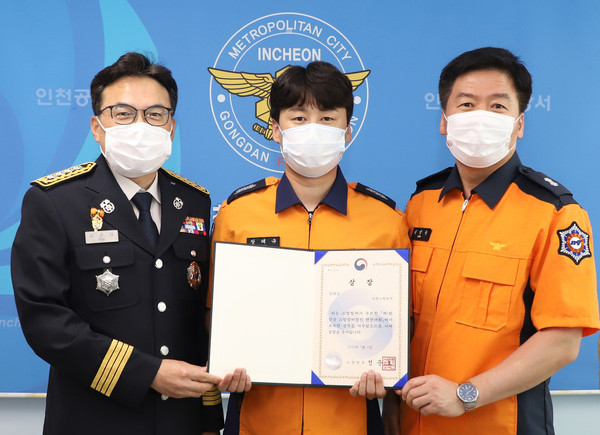 ▲ 기념사진 찍는 김준태 공단소방서장과 연구반원들.
