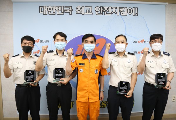 ▲ 기념사진 찍는 박용호 일산소방서장과 최현석 소방행정과장·유장열 장항센터장·황양연 대응전략팀장·윤승묵 풍동센터 팀장.