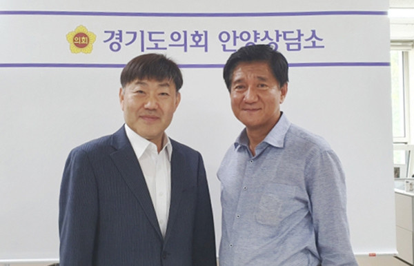 ▲ 김종찬 의원(왼쪽)이 어린이집 운영에 대한 애로사항을 청취했다.