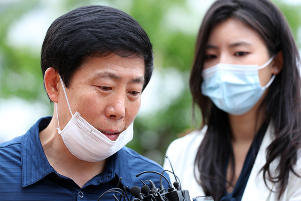 ▲ 서울지방경찰청 별관 나서는 박상학 대표.
