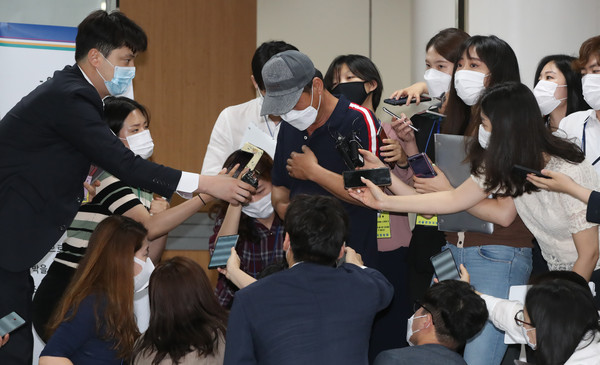 ▲ '웰컴 투 비디오' 손정우 미국 송환 인도심사 참관 마친 아버지.