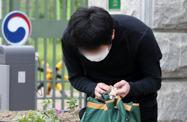 ▲ 고개 숙이는 '웰컴 투 비디오' 운영자 손정우.