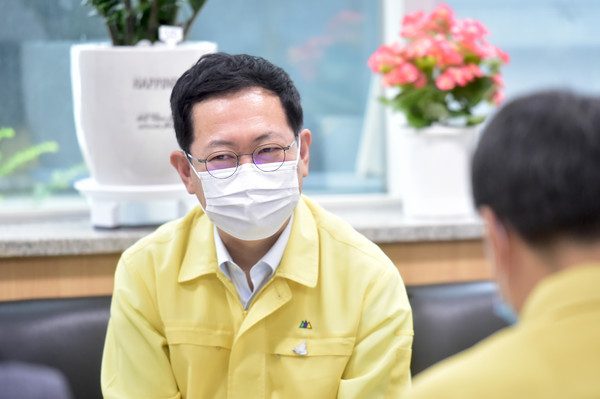 ▲ 박남춘 인천광역시장이 7일 삼산2동 행정복지센터를 방문해 주민센터 무더위쉼터 운영 현장을 점검하고 있다.