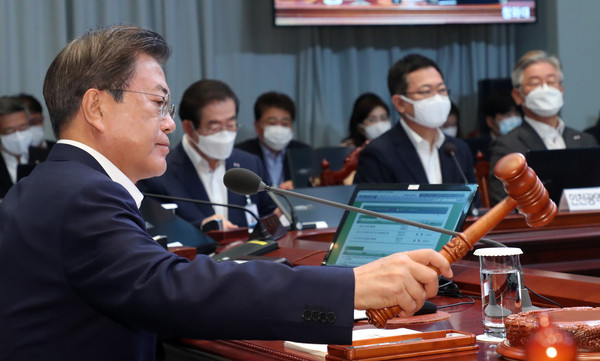 ▲ 국무회의 주재하는 문재인 대통령.