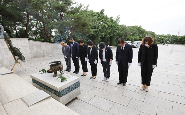 ▲ 안양시의회, 후반기 의장단 현충탑 참배.