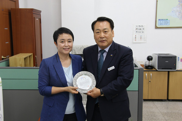 ▲ 천영미 교육기획위원장(왼쪽), 이재명 경기도지사로부터 공로패 수상.