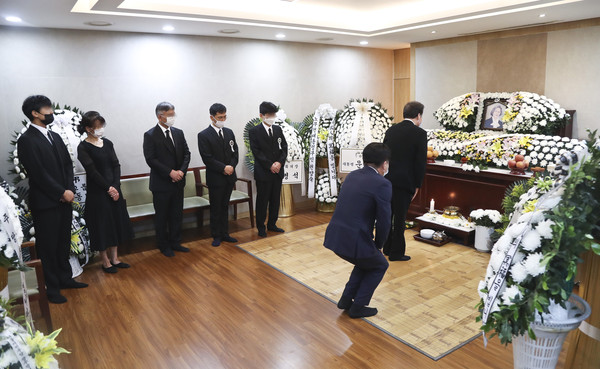 ▲ 어머니 빈소 지키는 안희정 전 충남지사.