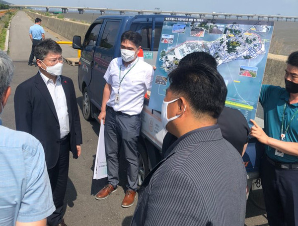 ▲ 영종국제도시 해안일주 자전거 전용도로 조성사업 점검하는 홍인성 중구청장.