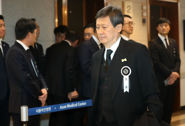 ▲ 빈소 들어서는 신동주 회장.
