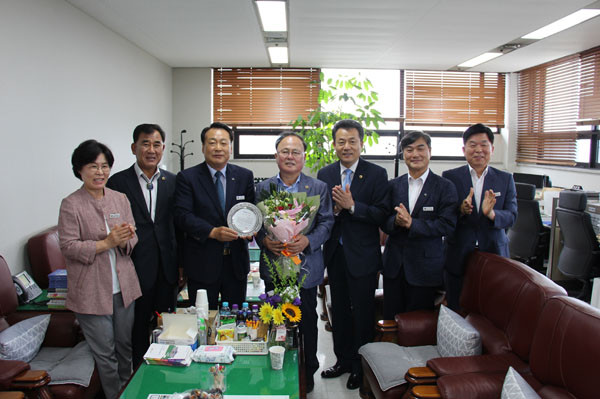 ▲ 박윤영 의원(왼쪽서 네번째), 이재명 지사로부터 공로패 수상.