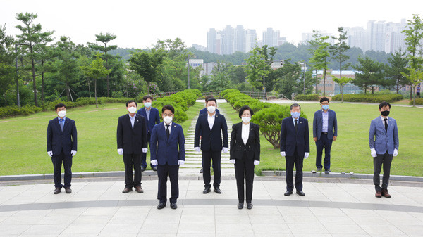 ▲ 안산시의회, 의장단 현충탑 참배.