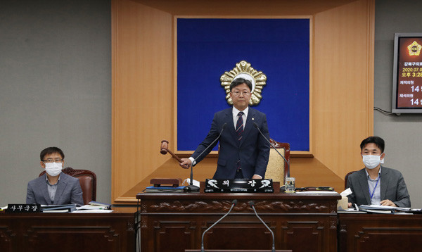 ▲ 이용균 의장 의사진행 모습.