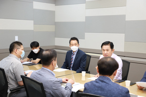 ▲ 평택시의회, 시청과 소사2지구 동방복지타운 진출입로 관련 면담.
