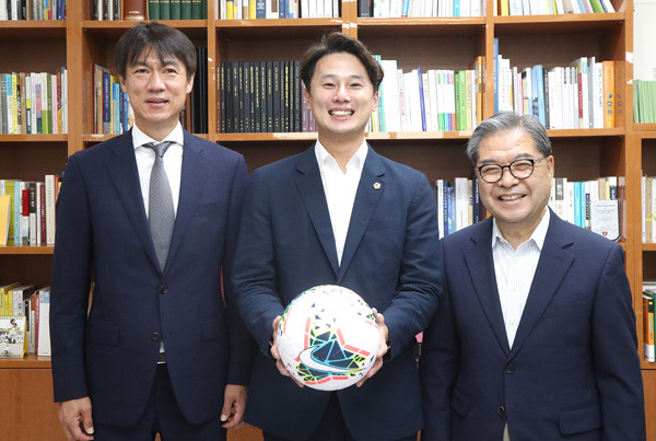 ▲ (왼쪽부터) 홍명보 대한축구협회 전무이사, 황대호 도의원, 이재정 도교육감.