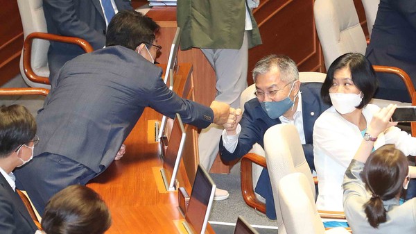 ▲ 본회의 참석한 열린민주당 최강욱 의원.