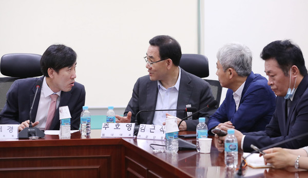 ▲ 박지원 국정원장 청문자문단 및 정보위원 합동회의에서 대화 나누는 미래통합당 주호영 원내대표와 하태경 의원.
