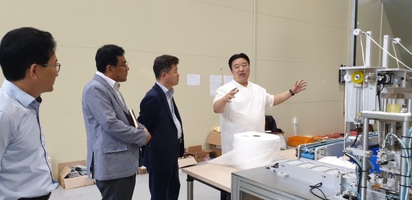 ▲ 마스크 생산시설 방문한 허인환 동구청장.