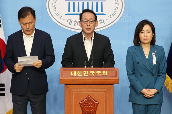 ▲ 기자회견하는 미래통합당 김도읍 의원을 비롯한 법제사법위원회 위원들.