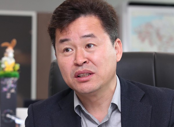 ▲ 코로나19 관련 긴급대책회의 주재하는 허인환 동구청장.