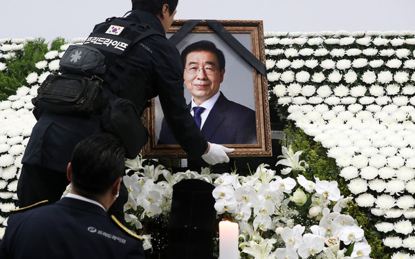 ▲ 故 박원순 시장의 영정사진 내리는 상조직원.