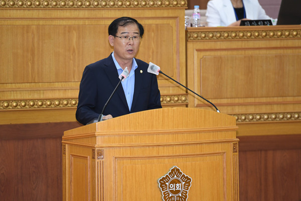 ▲ 양주시의회 이희창 의원이 제320회 임시회 제1차 본회의에서 ‘경기도 산하 공공기관 양주시 유치 결의안’을 제안하고 있다.