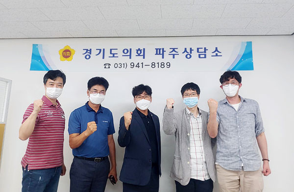 ▲ 조성환 도의원(가운데)이 파주시 미래교육시설 조성을 위해 관계자들과 논의.
