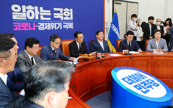 ▲ 더불어민주당 최고위원회의에서 발언하는 이해찬 대표.