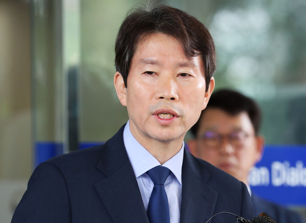 ▲ 취재진 질문에 답하는 이인영 통일부 장관 후보자.