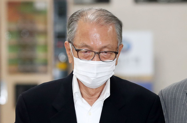 ▲ 법정 향하는 김기춘 전 대통령 비서실장.