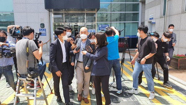 ▲ 참고인 신분으로 조사받는 고한석 비서실장.