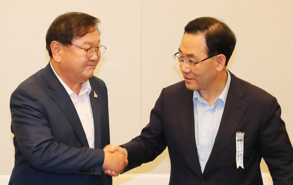 ▲ 합의문 서명 후 악수하는 김태년 더불어민주당 원내대표와 주호영 미래통합당 원내대표.