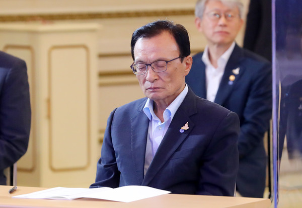 ▲ 눈 감고 있는 이해찬 민주당 대표.