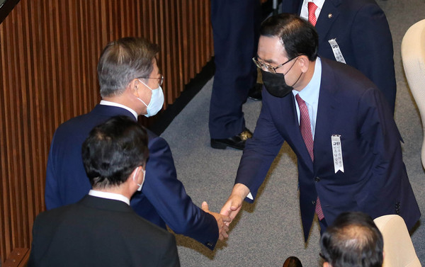 ▲ 악수 나누는 문재인 대통령과 주호영 원내대표.