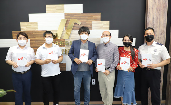 ▲ 기념사진 찍는 김영규 안전문화팀장과 ㈜상신종합건설 김영환 대표.