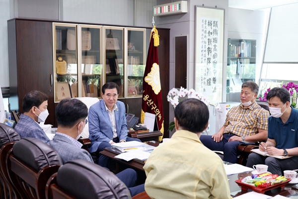 ▲ 용산구의회 김정재 의장, 이태원관광특구연합회 및 관계 공무원과 이태원 활성화 대책 마련 회의.