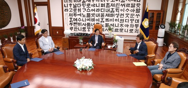 ▲ 국회의장과 간담회를 가진 도성훈 교육감(왼쪽에서 두번째)