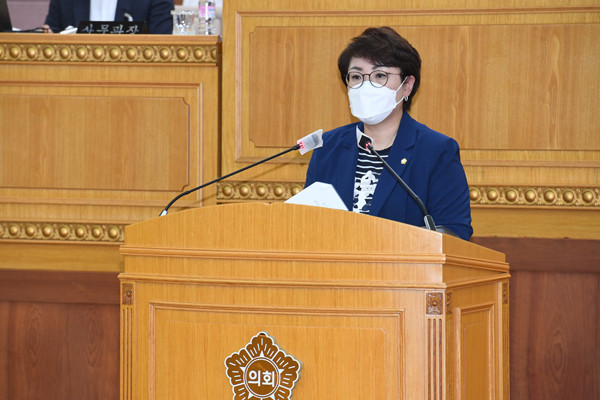 한미령 시의원이 본회의장에서 양주시 문화시설 등 셔틀버스 운영 조례안의 제안이유를 설명하고 있다.